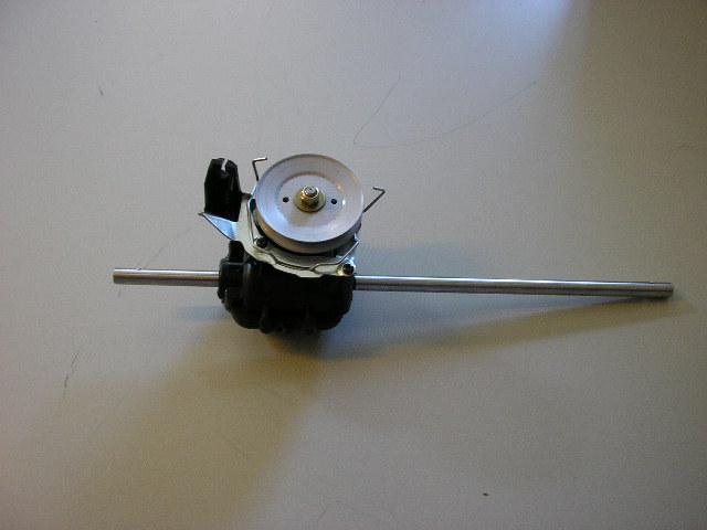 Bánh xe đẩy (castor), có đường kính (gồm cả lốp) trên 100 mm nhưng không quá 250 mm, với điều kiện là bánh xe hoặc lốp lắp vào đó có chiều rộng trên 30 mm
